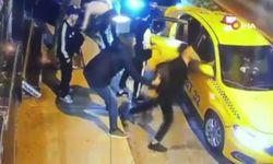 5 kişi binmeye çalıştılar alınmayınca çılgına döndüler! Taksiciye saldırıp aracı tekmeledi