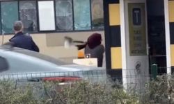 Taksi durağında öfke patlaması! Taksi bulamayınca durağı böyle dağıttı...