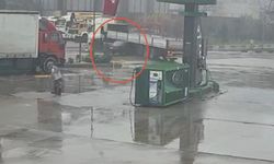 Otomobil tırın altına ok gibi saplandı