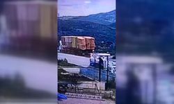 Tırdan düşen saman balyalarının altında kalarak can verdi