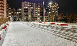 Uşak’ta dolu yağışı kenti beyaza bürüdü