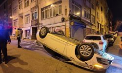 Kontrolden çıkan otomobil iki araca çarparak takla attı