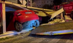 Üsküdar'da iş yerine giren otomobilin sürücüsü yaralandı