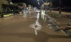 İzmir'de dereler taştı! Yeni Foça'yı su bastı...