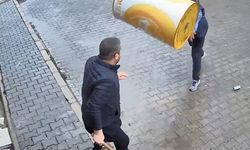 Akıllara durgunluk veren olay! Kavgada eline geçirdiğini karşı tarafın üzerine attı