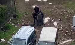 Bıçaklı kavgayı ayırmak istedi, baygınlık geçirdi: O anlar kamerada