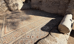 3 bin yıllık antik kentte "kıskanan çatlasın" yazılı mozaik bulundu