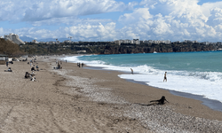 Antalya'da güneşli havayı fırsat bilenler sahile akın etti