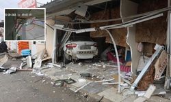 Bayram sabahı akılalmaz kaza! Otomobil iş yerlerine girdi...