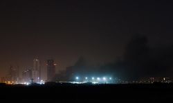 İsrail, Hizbullah'a bağlı bir televizyon kanalı binasını vurdu