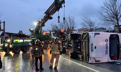 Büyükçekmece'de servis aracı devrildi: 1 ölü, 9 yaralı