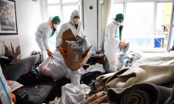 Evden 4 kamyon çöp çıkartıldı