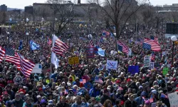 İran'dan Trump'a karşı ayaklanan ABD'lilere destek: "Krala hayır!"