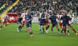 Fenerbahçe zirve takibinde yara aldı