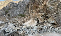 Gümüşhane’de heyelan! Yol trafiğe kapatıldı