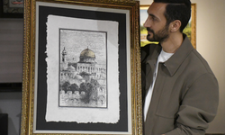 İbadete kapatılan Mescid-i Aksa'yı gündemde tutmak için el yapımı kağıtlara işliyor