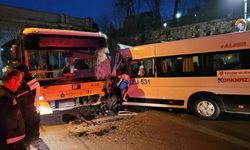 Servis minibüsüyle İETT otobüsü kafa kafaya çarpıştı! Yaralılar var...