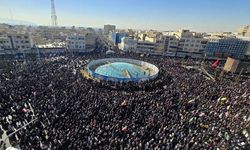 İran'da Hamaney'in ölümünün ardından yüz binler sokakta