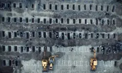 İran'dan acı paylaşım: Saldırılarda ölen 160 kız öğrencinin mezarı hazırlandı