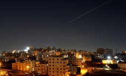 İran, ABD üslerine ve İsrail'e yeni saldırılar düzenledi