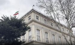 İran'ın İstanbul Başkonsolosluğunda bayraklar yarıya indirildi