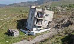 İzmir’de korkutan görüntü! Evler yıkıldı, yollar parçalandı, zemin kaydı