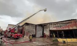 İzmir'de atölye ve depolarda çıkan yangın kontrol altına alındı