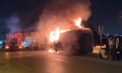 Kağıthane'de park halindeki minibüs yandı