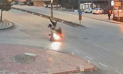 Karaman’da feci kaza: Motosiklet yayayı böyle havaya uçurdu!