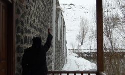 Kars eksi 15'i gördü: Çatılarda 3 metrelik buz sarkıtları oluştu