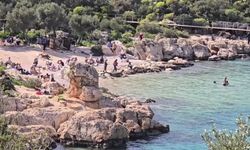 Kaş'ta güneşli havayı fırsat bilenler denize girdi