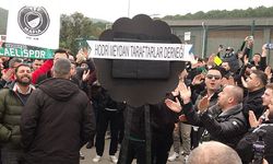 Kocaelispor taraftarlarından ilginç tepki: TFF binası önüne siyah çelenk bıraktılar