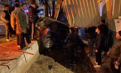 Kontrolden çıkan otomobil evin bahçesine girerek durabildi