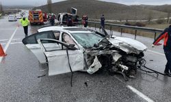 Konya'da feci kaza! Otomobil hafif ticari araçla çarpıştı: Baba oğul öldü, 4 kişi yaralandı