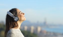 8 saatten fazla kulaklık kullananlar risk altında! Uzman isimden kritik uyarı