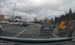 Makas atan sürücü dehşet saçtı! Araçtan indi, şoföre tokat attı