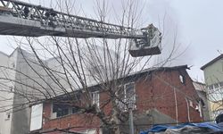 Maltepe'de korkutan çatı yangını! 2 kişi tahliye edildi