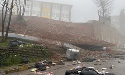 Maltepe'de okulun istinat duvarı çöktü: Araç kullanılamaz hale geldi