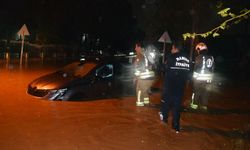 Manisa'da sağanak: Araçlar mahsur kaldı, evleri su bastı