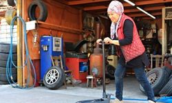 Oto lastik tamirine kadın eli değdi! Gören şoförler şaşırıyor...