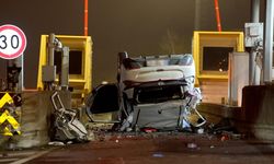 Pendik'te gişelere çarpan otomobil devrildi: 2 yaralı