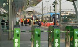 Raydan çıkan tramvay karşı yönden gelen tramvaya çarptı