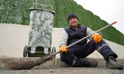 Çöpçüler Kralı'nda Kemal Sunal için mikrofon olan süpürge, onun elinde kaleme dönüştü