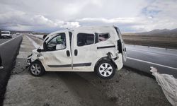 Emniyet kemerini takmayan sürücü araçtan fırladı