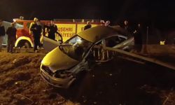Sivas'ta otomobil bariyerlere çarptı: 1'i ağır 2 kişi yaralandı
