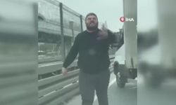 Küfürler savurup yolunu kesti! Arabasını böyle yumrukladı...