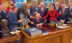 Oval Ofis'te ilginç anlar! Trump’a dokunarak dua ettiler...