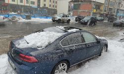 Üzerine kar kütlesi düşen araç pert oldu