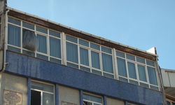 Esenyurt’ta çatıda çıkan yangın 3 binaya sıçradı