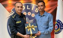 Öğrencileri kapıda karşılayan polis ödüllendirildi